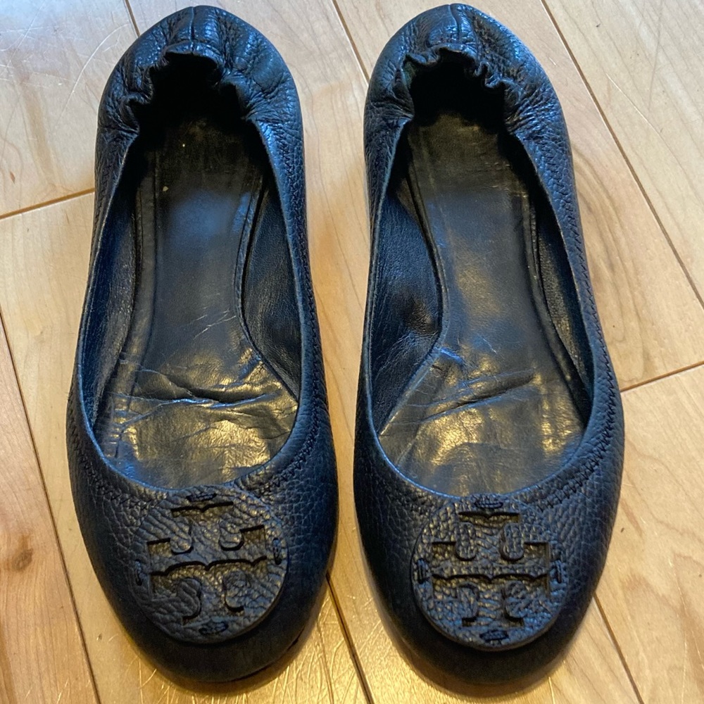 Tory Burch Reva Tumbled Black Leather Tonal ballet flats with leather logo 7.5